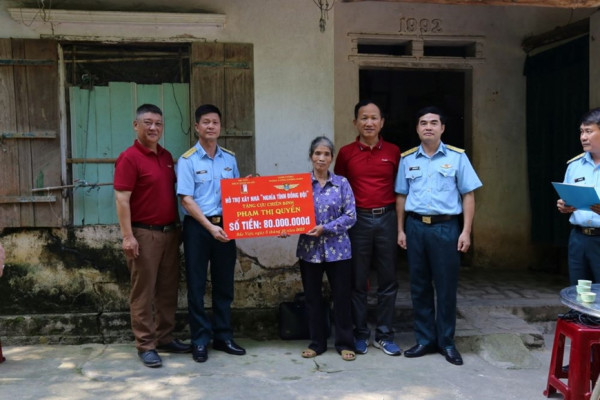Trao tiền hỗ trợ xây nhà “Nghĩa tình đồng đội” tặng hai gia đình cựu chiến binh tại tỉnh Lạng Sơn