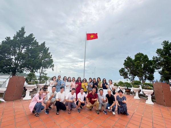 TỪ THỦ ĐÔ ĐẾN THIÊN ĐƯỜNG BIỂN: HÀNH TRÌNH TRẢI NGHIỆM ĐẢO CÔ TÔ CỦA KHOA LÝ LUẬN CHÍNH TRỊ